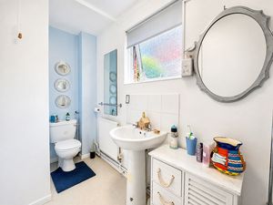 Shower room- click for photo gallery